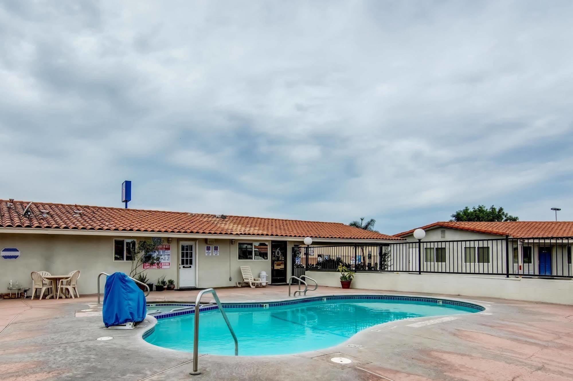 Motel 6 Manteca Exterior photo